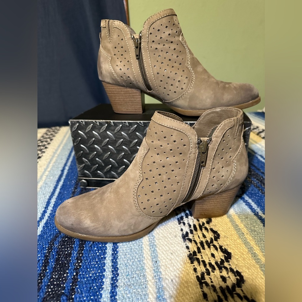 Earth ‘Marion’ khaki color leather ankle boots, women’s size 9